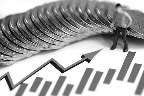 黄金震荡：就业反弹失业率升 鸽派美联储与地缘风险交织